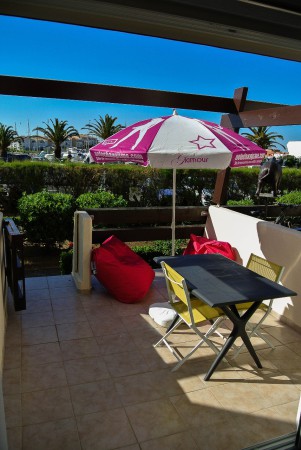 La terrasse plein Ouest avec salon de jardin